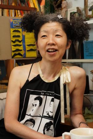 インタビューに応じる稲垣えみ子