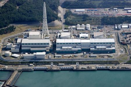 新潟県の東京電力柏崎刈羽原発の（左から）５、６、７号機＝７日（共同通信社機から）