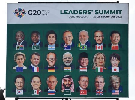 南アフリカ・ヨハネスブルクで、Ｇ２０首脳会議の会場周辺に設置された首脳らの顔写真の看板＝２０日（共同）