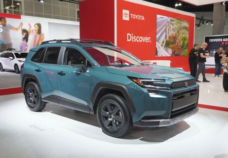 「ロサンゼルス自動車ショー」で、トヨタ自動車が展示したSUVの新型「RAV4」=20日、米ロサンゼルス(共同)