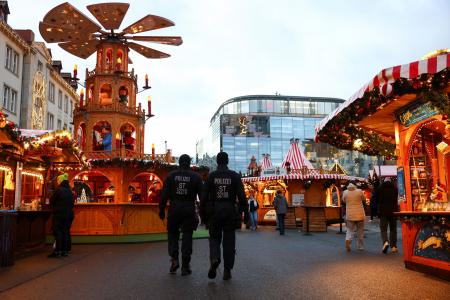 厳戒態勢の中、開幕したドイツ東部マクデブルクのクリスマスマーケット＝２０日（ロイター＝共同）