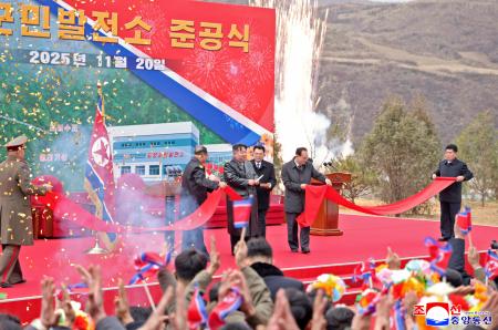 北朝鮮南東部・江原道淮陽で、金正恩朝鮮労働党総書記（中央）が出席し開かれた水力発電所の完工式＝２０日（朝鮮中央通信＝共同）