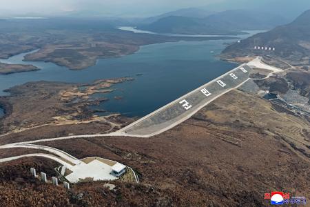 完工式が開かれた北朝鮮南東部・江原道淮陽の水力発電所(朝鮮中央通信=共同)