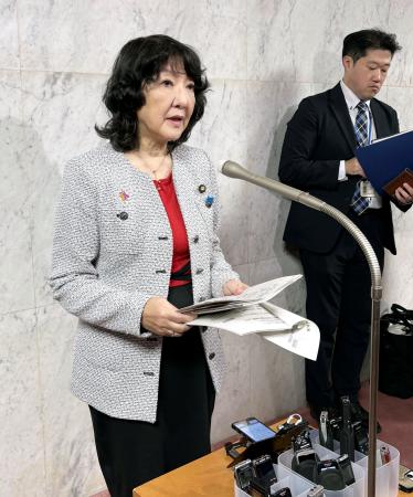 閣議を終え記者会見する片山財務相＝２１日午前、国会