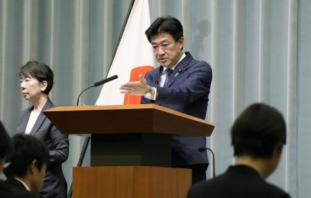 記者会見する木原官房長官＝２１日午前、首相官邸