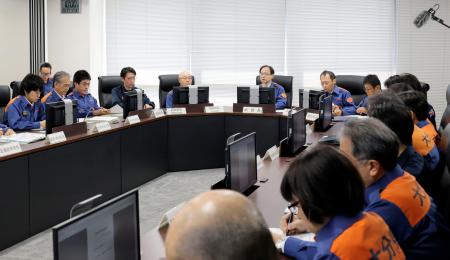 大分県庁で開かれた災害対策本部会議＝２１日午前