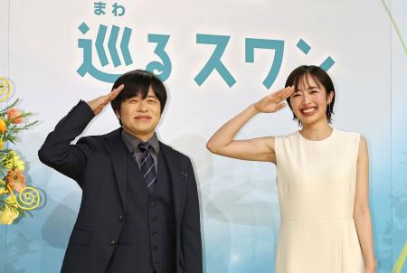 連続テレビ小説「巡るスワン」の主演に決まり、ポーズをとる森田望智さん。左は脚本を担当するバカリズムさん＝２１日午前、東京都渋谷区