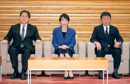 臨時閣議に臨む高市首相（中央）ら＝２１日午後、首相官邸
