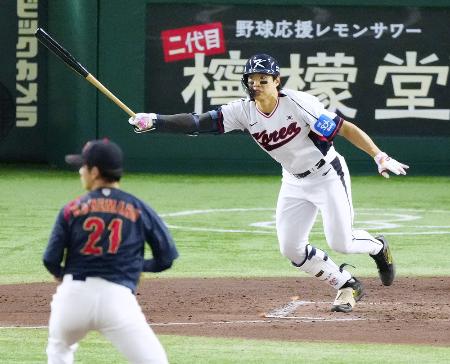 野球強化試合で右前に先制２点打を放つ韓国・宋成文。投手金丸＝１６日、東京ドーム
