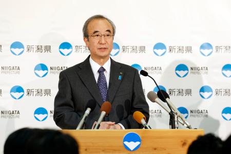新潟県庁で臨時記者会見する花角英世知事。東京電力柏崎刈羽原発の再稼働容認を表明した＝２１日午後