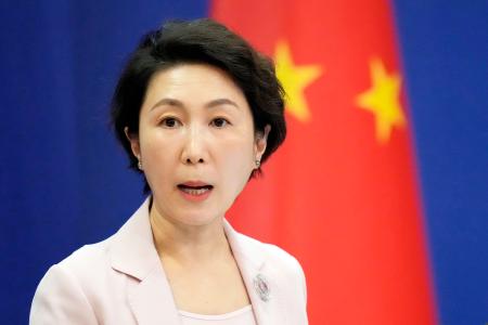 記者会見する中国外務省の毛寧報道局長＝２１日、北京（共同）