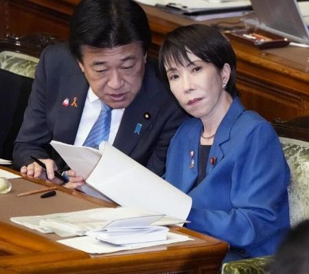 参院本会議で質問を聞く高市首相（右）。左は木原官房長官＝６日