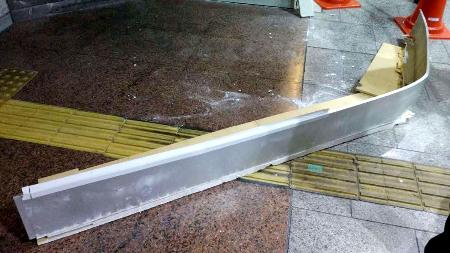 ＪＲ名古屋駅の中央コンコースで落下した天井パネルなど＝２１日午後（ＪＲ東海提供）