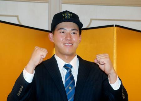 阪神への入団が決まり、ポーズをとる創価大の立石正広内野手＝２１日、東京都八王子市