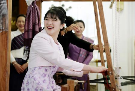 機織りを体験される愛子さま＝２１日、ラオス・ビエンチャン（代表撮影・共同）