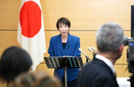 記者団の取材に応じる高市首相＝２１日午後、首相官邸