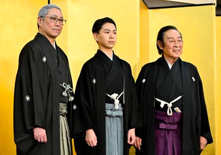 三代目尾上辰之助を襲名することが決まり、会見で写真撮影に応じる尾上左近さん（中央）。左は尾上松緑さん、右は七代目尾上菊五郎＝２１日午後、東京都中央区