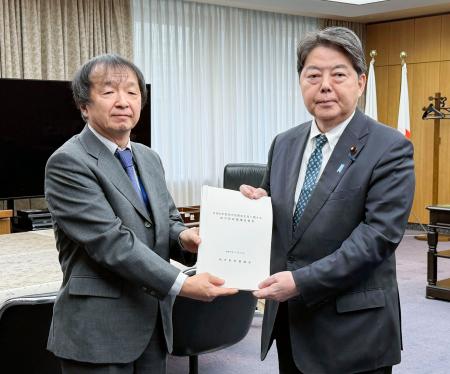 林芳正総務相（右）に意見書を提出する地方財政審議会の小西砂千夫会長＝２１日午後、総務省