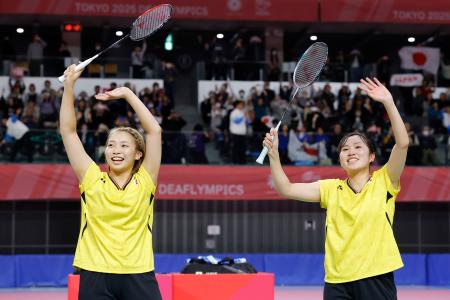 女子ダブルスで優勝し、観客に笑顔で手を振る矢ケ部紋可(右)と真衣=武蔵野の森総合スポーツプラザ