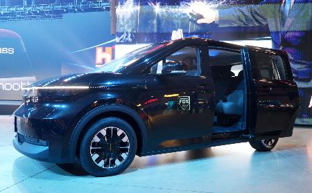 鴻海精密工業が公開した日本市場向けタクシー車両＝２１日、台北（共同）