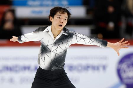 男子SP 演技する鍵山優真=ヘルシンキ(共同)