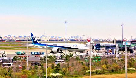 車窓から見える羽田空港（東京モノレール提供）