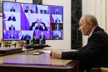 ２１日、モスクワでオンラインの安全保障会議に参加したロシアのプーチン大統領（右）ら（ロシア大統領府提供・タス＝共同）