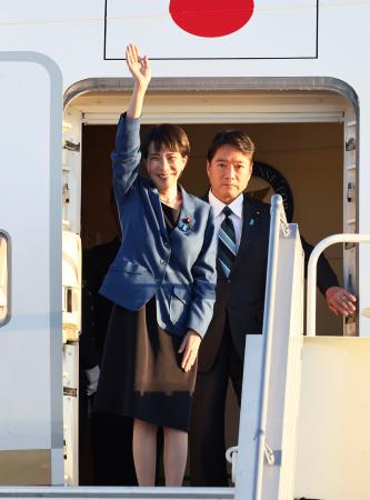 Ｇ２０サミット出席のため、南アフリカ・ヨハネスブルク近郊のＯ・Ｒ・タンボ国際空港に到着した高市首相＝２２日（代表撮影・共同）