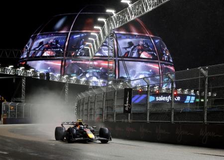 Ｆ１第２２戦、ラスベガスＧＰの予選で走行するレッドブルの角田裕毅＝２１日（ロイター＝共同）