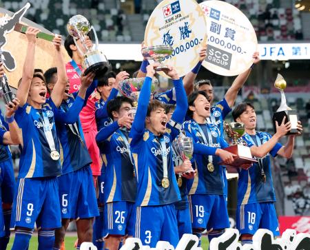 　神戸を破り初優勝を果たし、大喜びの町田＝国立競技場