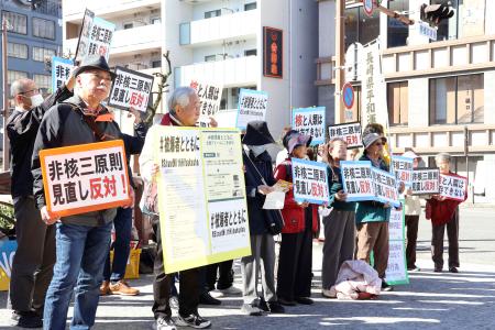 長崎市で開かれた集会で、非核三原則見直しに抗議する参加者＝２２日午前