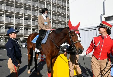騎馬隊の馬に乗る参加者=22日午後、東京都目黒区