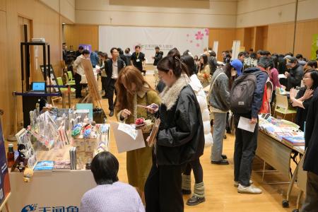 　来場者でにぎわう「ジャパン・ブックフェア」＝２２日、北京の日本大使館（共同）