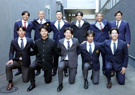 巨人の球団施設を見学し、ポーズをとるドラフト１位の竹丸（前列中央）ら新入団選手＝２２日、川崎市