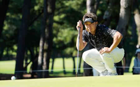 第３日、５番でラインを読む塚田よおすけ。通算１０アンダーで首位＝フェニックスＣＣ