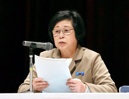 福井県勝山市で開かれた集会で講演する曽我ひとみさん＝２２日午後