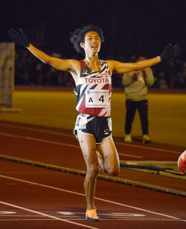 陸上男子１万メートルで日本新記録を樹立した鈴木芽吹＝東京都八王子市