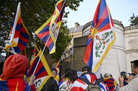 中国大使館の移転予定地前で反対デモをする人たち＝１０月、ロンドン（共同）