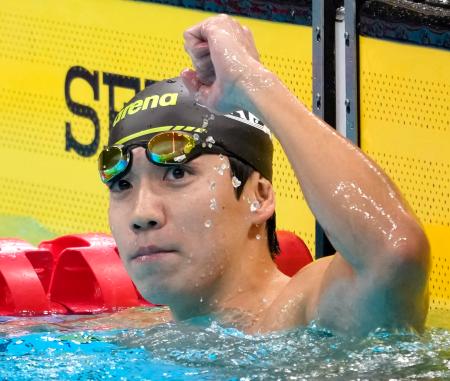 男子２００メートル個人メドレーを制し喜ぶ茨隆太郎＝東京アクアティクスセンター