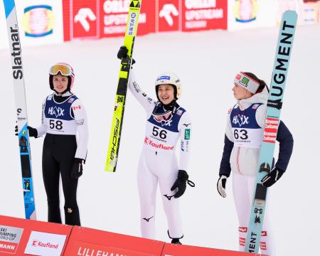 Ｗ杯ジャンプ女子個人第１戦で優勝し、喜ぶ丸山希（中央）＝リレハンメル（共同）