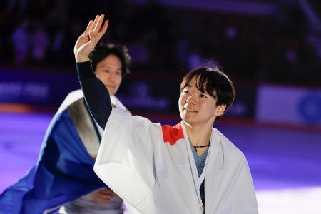 表彰式を終え、観客に手を振る鍵山優真＝ヘルシンキ（共同）