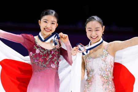 女子で優勝した千葉百音（左）と３位に入った松生理乃＝ヘルシンキ（共同）