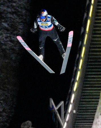 Ｗ杯ジャンプ男子個人第１戦で５位となった小林陵侑の２回目の飛躍＝リレハンメル（共同）