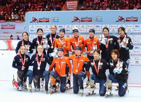 女子３０００メートルリレーで３位に入った日本の選手たち（右側）＝グダニスク（日本スケート連盟提供・共同）