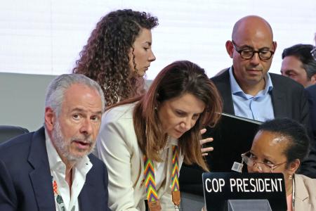 　ＣＯＰ３０の会合で協議するコレアドラゴ議長（手前左）ら＝２２日、ブラジル・ベレン（共同）