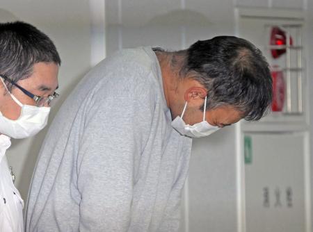 送検のため、警視庁赤坂署を出る大津陽一郎容疑者=23日午前9時21分