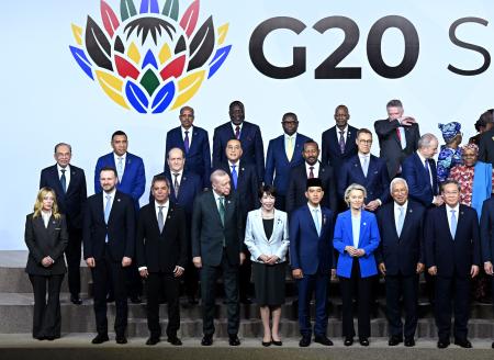 　Ｇ２０サミットに集まった高市首相（前列左から５人目）と各国首脳ら＝２２日、ヨハネスブルク（ゲッティ＝共同）