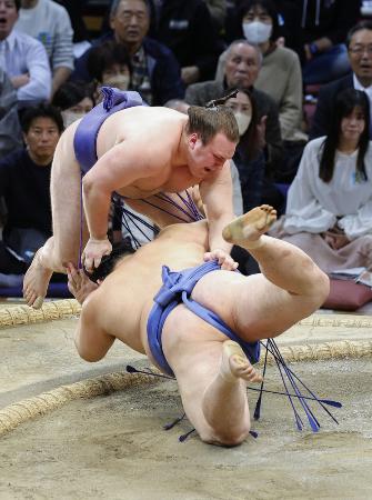 安青錦(奥)を寄り切りで破る大の里=21日、福岡国際センター