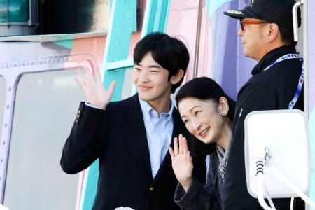 見送りに来た人たちへ手を振られる紀子さまと悠仁さま＝２３日午後、東京都大島町（代表撮影）