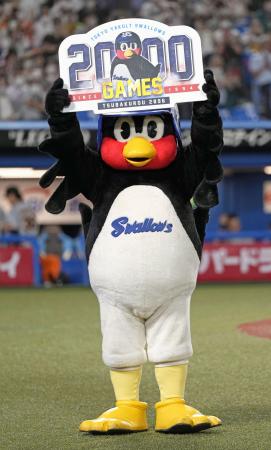 2022年8月、ホーム通算2千試合出場を達成し、記念のボードを掲げるヤクルトのマスコット「つば九郎」=神宮